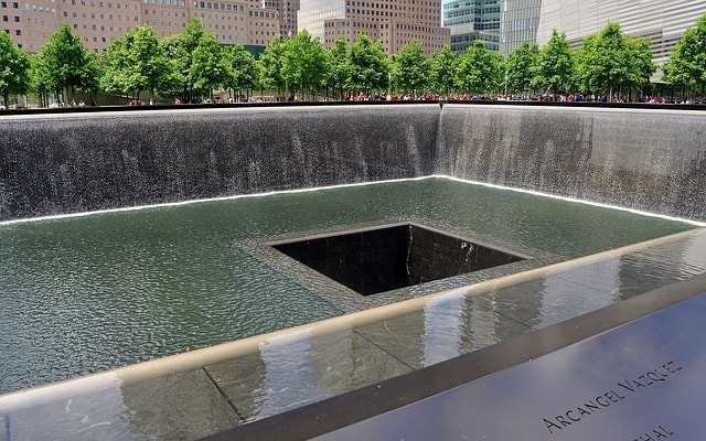 Mémorial du Ground Zero, lieu des attaques du 11 septembre 2001. Tendance du tourisme noir.