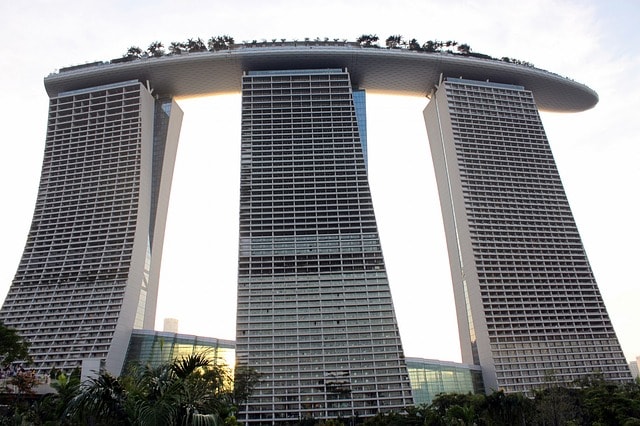 Marina Bay Sands constitué de 3 immeubles distincts reliés par une piscine suspendue.