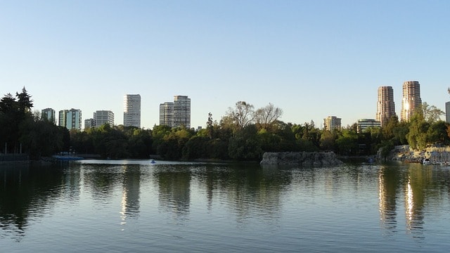 Vue sur Chapultepec, à la fois jardin et musée à Mexico.