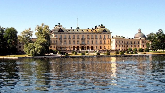 Le château de Drottningholm, majestueuse sur son île.