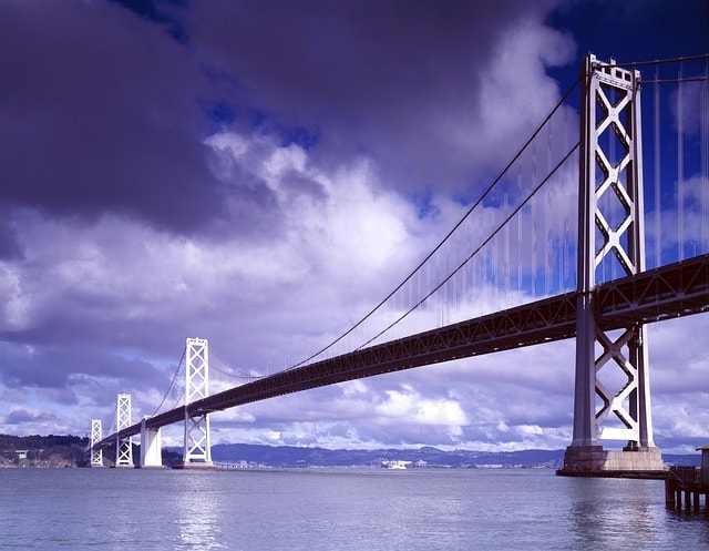 Le Bay Bridge, un magnifique pont suspendu au dessus de la mer à traverser pendant les excursions au départ de San Francisco.