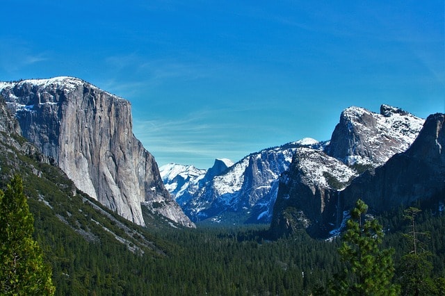 Montagnes enneigées, vallées et forêts, à voir au Parc National Yosemite à San Francisco.