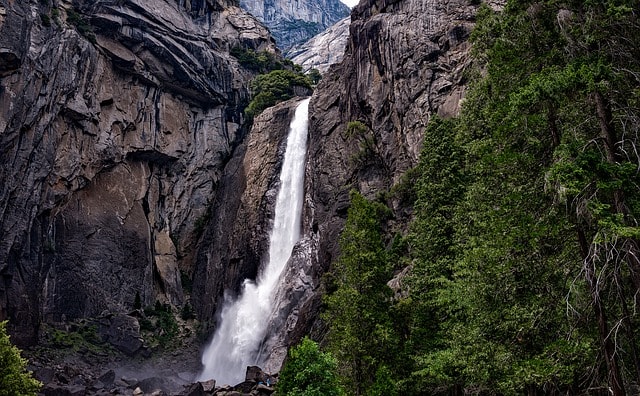 Magnifique chute d'eau au parc national Yosemite près de San Francisco.