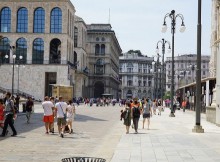 Une rue animée bordée de bâtiments anciens au coeur de Milan.