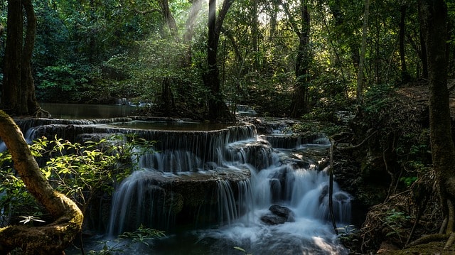 Merveilleux cascades au coeur de Kanchanaburi à Bangkok.