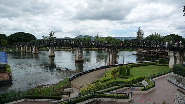 Le fameux pont Kwai traversant la rivière Kwai à Kanchanaburi.