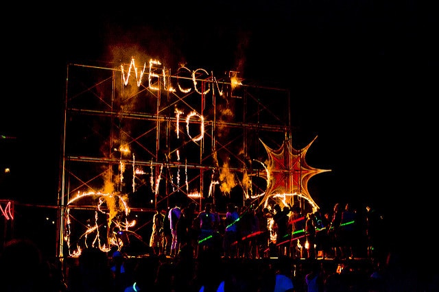 Insigne lumineux en flamme lors d'une full moon party à Koh Phangan