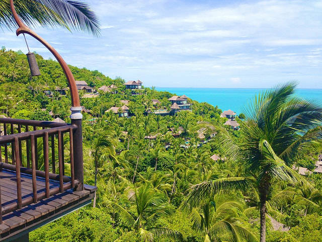 Vue du balcon d'un des hôtels de Koh Samui sur les eaux bleues de la mer